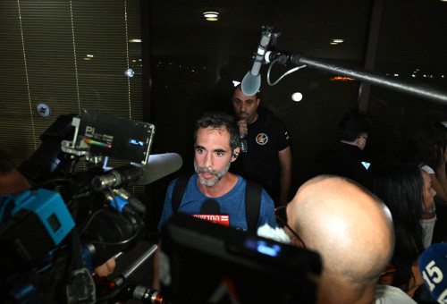 נוסעי טיסת פליי דובאי מתקבלים בנתב"ג (צילום: אבשלום ששוני)