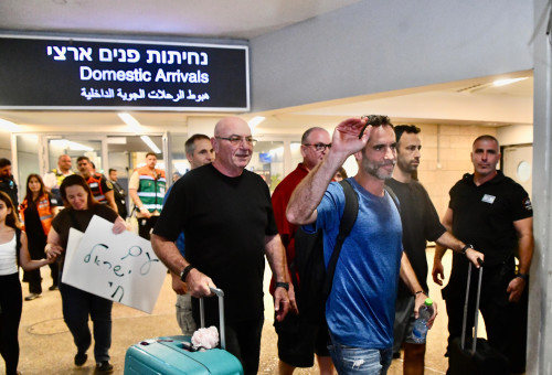 נוסעי טיסת פליי דובאי מתקבלים בנתב"ג (צילום: אבשלום ששוני)