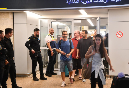 נוסעי טיסת פליי דובאי מתקבלים בנתב"ג (צילום: אבשלום ששוני)