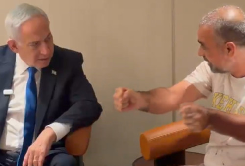 בנימין נתניהו יחג עם יניב חיון, אחד הנוסעים שהשתלטו על התוקף בטיסת פליי דובאי (צילום: צילום מסך רשת X)