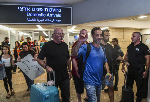 נוסעי פליי דובאי מגיעים לבן גוריון (צילום: אבשלום ששוני, פלאש 90)
