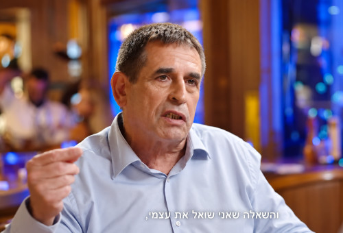יואב סגלוביץ' מתראיין אצל עמרי אסנהיים (צילום: ערוץ 13)