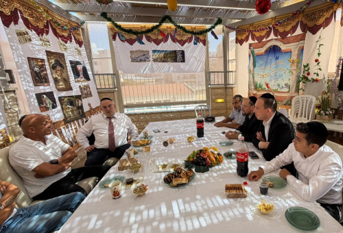הוריו של אסף חממי בביקור בסוכת יעקב אשר (צילום: מוטי לבל)