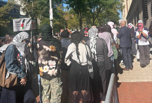 הפגנות פרו פלסטיניות באוניברסיטת קולומביה, כולם עם פנים מכוסות (צילום: אליה שי)