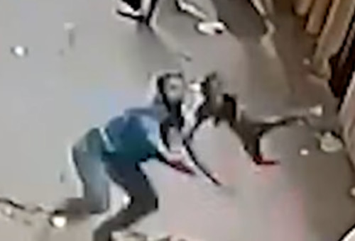 עובר אורח מציל ילד שנפל ממרפסת (צילום: מתוך יוטיוב)