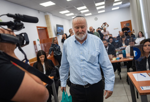 אביחי מנדלבליט בבית המשפט (צילום: חיים גולדברג, פלאש 90)