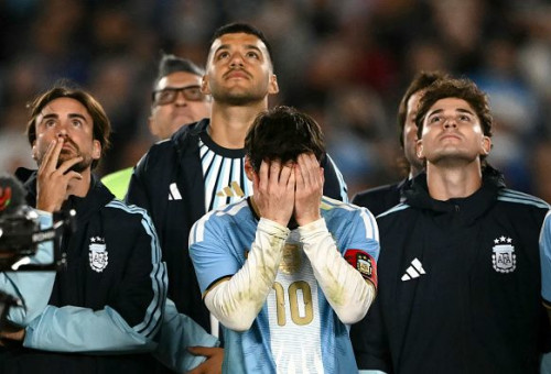 לא הצליח לעצור את הדמעות. ליאו מסי (צילום: Luis ROBAYO / AFP via Getty Images)