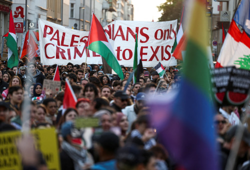 הפגנה פרו פלסטינית, דגל הגאווה (צילום: REUTERS/Christian Mang)
