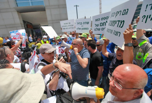 הפגנת עובדי רותם אמפרט מול משכן הכנסת (צילום: יחצ)