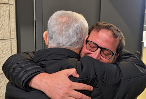 יונתן אוריך מתחבק עם בנימין נתניהו (צילום: רשתות חברתיות, שימוש לפי סעיף 27 א',בינה מלאכותית ושיפור צילום)