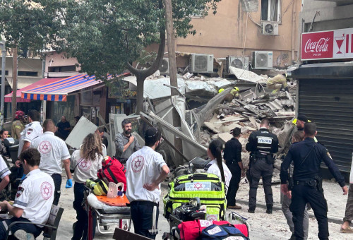 קריסת המבנה בנחלת בנימין (צילום: אבשלום ששוני)