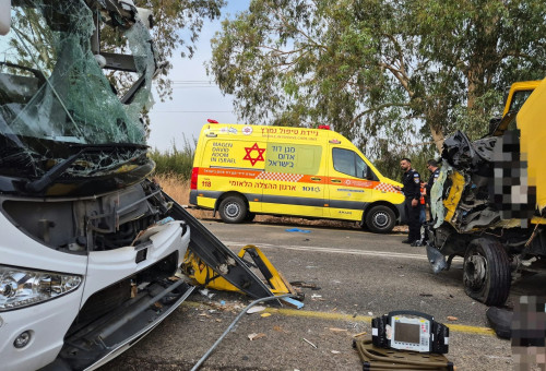 תאונת הדרכים בין האוטובוס למשאית בכביש 91 (צילום: תיעוד מבצעי מד"א)
