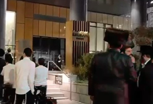 הפגנת חרדים בבני ברק - מנסים לפרוץ לבניין של צהל (צילום: שימוש לפי סעיף 27א',רשתות)