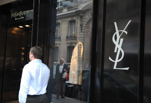 חנות של ysl (צילום: BERTRAND LANGLOIS / AFP via Getty Images)