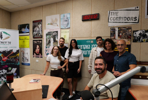 צוות המכללה והסטונדטים באולפן הרדיו (צילום: עומר שבת)