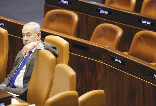 נתניהו לבד בשולחן הממשלה (צילום: מרק ישראל סלם)