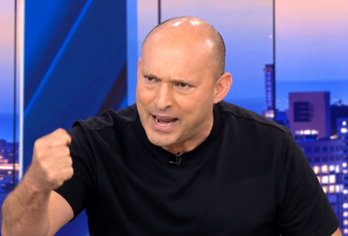 נפתלי בנט במהלך הריאיון  (צילום: צילום מסך קשת 12,איור: מעריב אונליין)