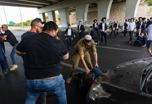 הפגנת חרדים בכביש 4 (צילום: חיים גולדברג/פלאש 90)