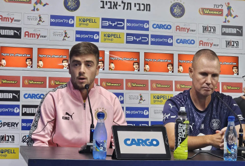 נועם בן הרוש לצד קני מילר, מסיבת עיתונאים מכבי תל אביב (צילום: יניב טוכמן)