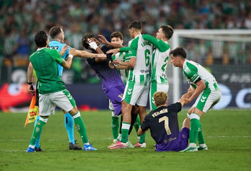 לאמין ימאל בעימות עם פאקונדו ברנאל (צילום: GettyImages)