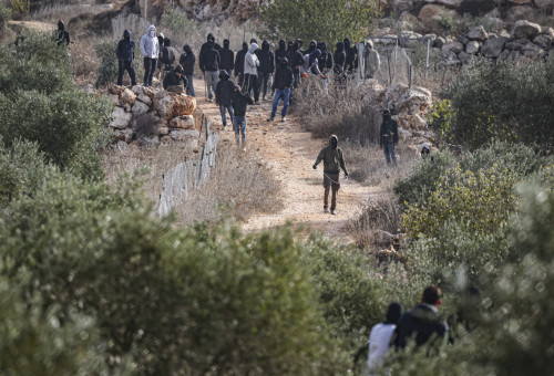 מתנחלים רעולי פנים תוקפים פלסטינים בעת מסיק הזיתים (צילום: פלאש 90)