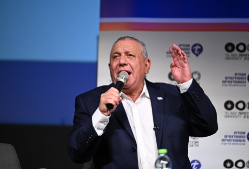 גדי איזנקוט בנאומו באוניברסית תל אביב (צילום: אבשלום ששוני)