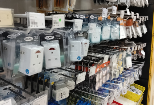 מתאמי שקע בחנות, אילוסטרציה (צילום: שאטרסטוק)