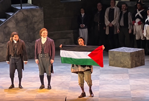 דגל פלסטין על הבמה (צילום: צילום מסך מתוך רשתות חברתיות,בינה מלאכותית ושיפור צילום)