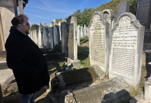 ג'וש ארונסון בקבר סבא רבא שלו בסלובקיה (צילום: ג'וש ארונסון)