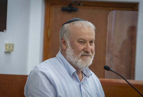אביחי מנדלבליט מעיד במשפט נתניהו (צילום: חיים גולדברג פלאש 90)