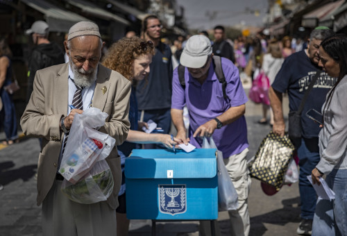 קלפי מוצבת בשוק מחנה יהודה לקראת בחירות 2026 (צילום: יונתן זינדל פלאש 90)