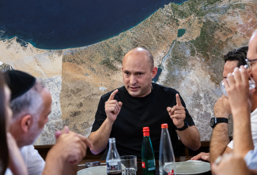 נפתלי בנט על רקע מדינת ישראל (צילום: חיים גולדברג, פלאש 90,המרכז למיפוי לישראל,בינה מלאכותית ושיפור צילום)