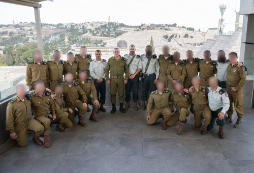 הרמטכל עם מסיימי קורס קצינים בחטיבת החשמונאים (צילום: דובר צה"ל)