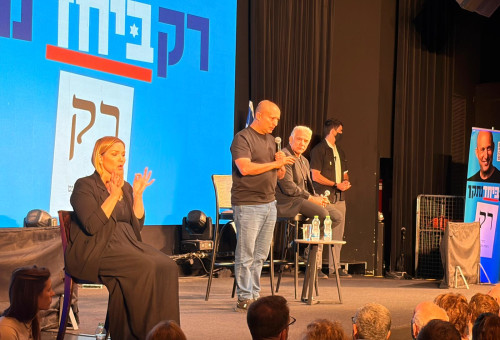 נפתלי בנט ויאיר לפיד בכנס בחיפה (צילום: בתיה גלעדי)