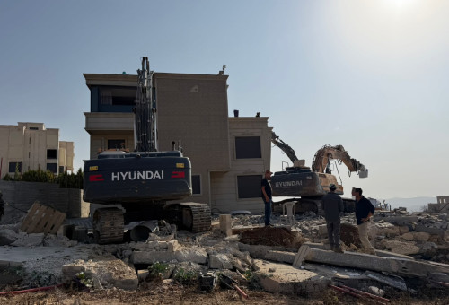 הריסת מבנים בלתי חוקיים בסמוך לזירת הפיגוע בחברון (צילום:  יחידת הפיקוח)