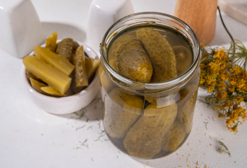 צנצנת מלפפונים חמוצים. אפשר לוותר על המים (צילום: שאטרסטוק)