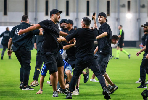קטטה על הדשא בין אוהדי בית"ר ירושלים לאוהדי הפועל פתח תקוה (צילום: קובי אליהו)