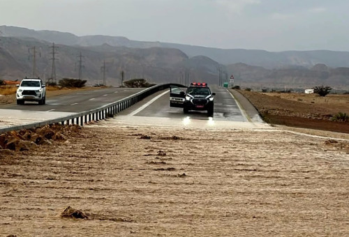 הכבישים בדרך לאילת חסומים (צילום: דוברות המשטרה)