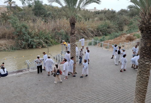 משפחות מטיילות בגן לאומי מגדל צדק (צילום: שלומי איגר, רשות הטבע והגנים)
