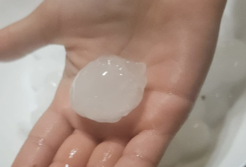 ברד בגודל כדור גולף בשעל (צילום: יועד מלקר, מושב שעל)
