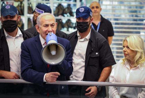 בנימין נתניהו עם מגפון, קניון בית שמש (צילום: Yaakov Lederman/Flash90)