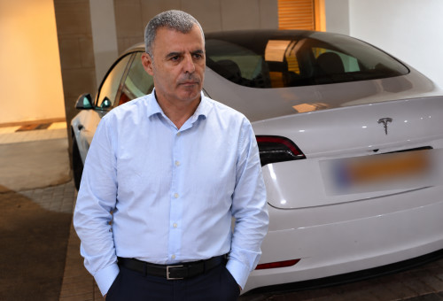 רפי סער והטסלה (צילום: אבשלום ששוני,דוברות המשטרה)