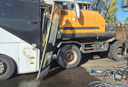 תאונת דרכים בין טרקטור לאוטובוס בנגב (צילום: תיעוד מבצעי מד"א)
