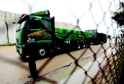 משאית פלסטינית במעבר כרם שלום (צילום: רויטרס)