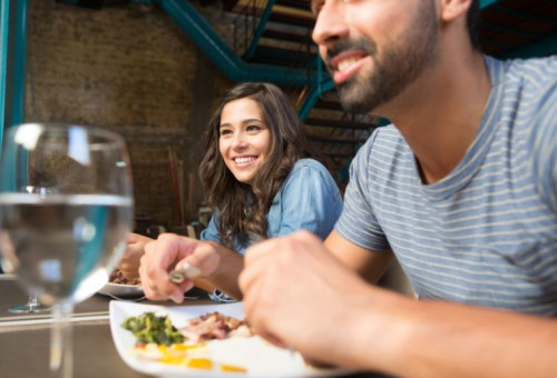 בילוי במסעדה, אילוסטרציה (צילום: אינגאימג)