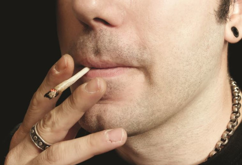 עישון מריחואנה, אילוסטרציה (צילום: אינגאימג)