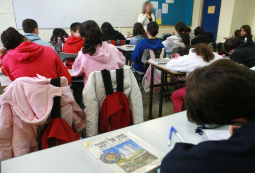 תלמידים ומורה בכיתה (צילום: מאיה לוין, פלאש 90)