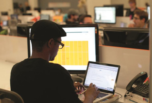 אדם גולש במחשב נייד (צילום: רויטרס)