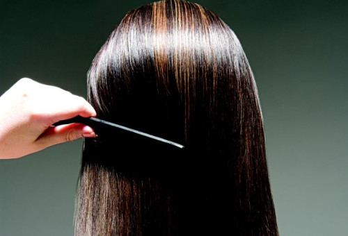 החלקת שיער. טיפול שגרתי וסיכון חמור (צילום: אינג'אימג')