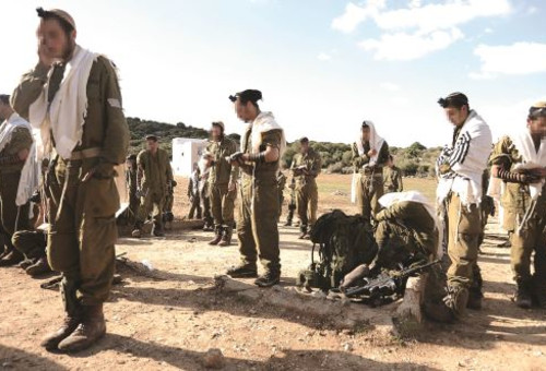 חיילים חרדים (למצולמים אין קשר לנאמר) (צילום: יהונתן בן דוד, במחנה)